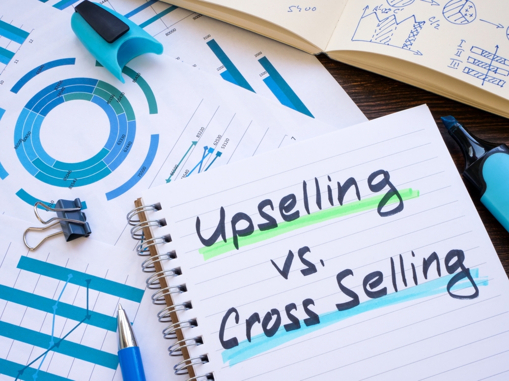 Stratégies d'upselling et cross-selling efficaces dans le secteur de la com
